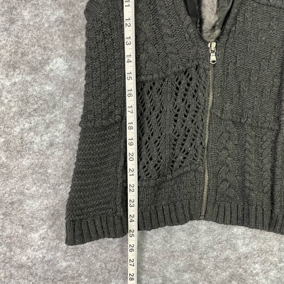 Chicos Women’s Arya Faux Fur Sweater Vest Size Small 4 (0) Knit Sleeveless Woven - Picture 2 of 10